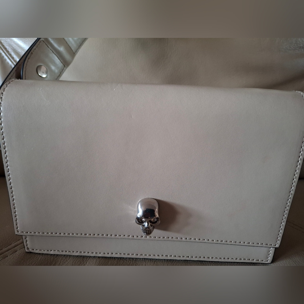 Alexander McQueenAlexander McQueen small Skull shoulder bag